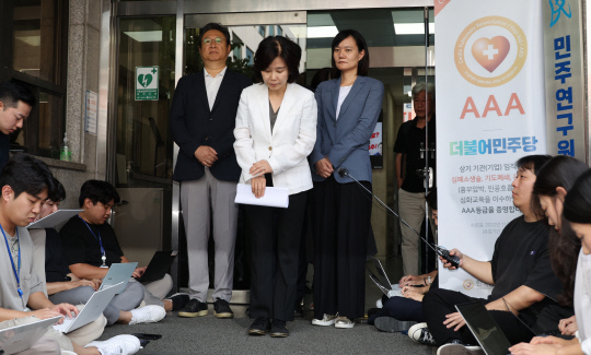 김은경 더불어민주당 혁신위원장이 3일 여의도 당사 앞에서 '노인폄하' 발언에 대해 사과하고 있다. 연합뉴스